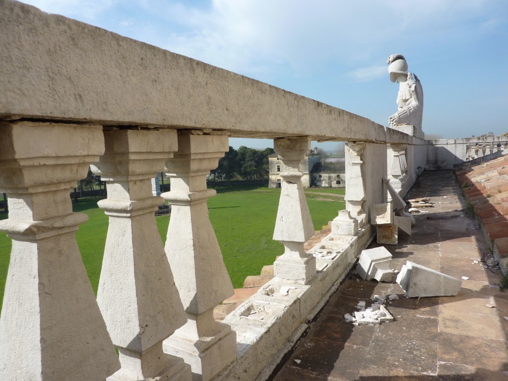 Colonnine distrutte - Esterno della Reggia