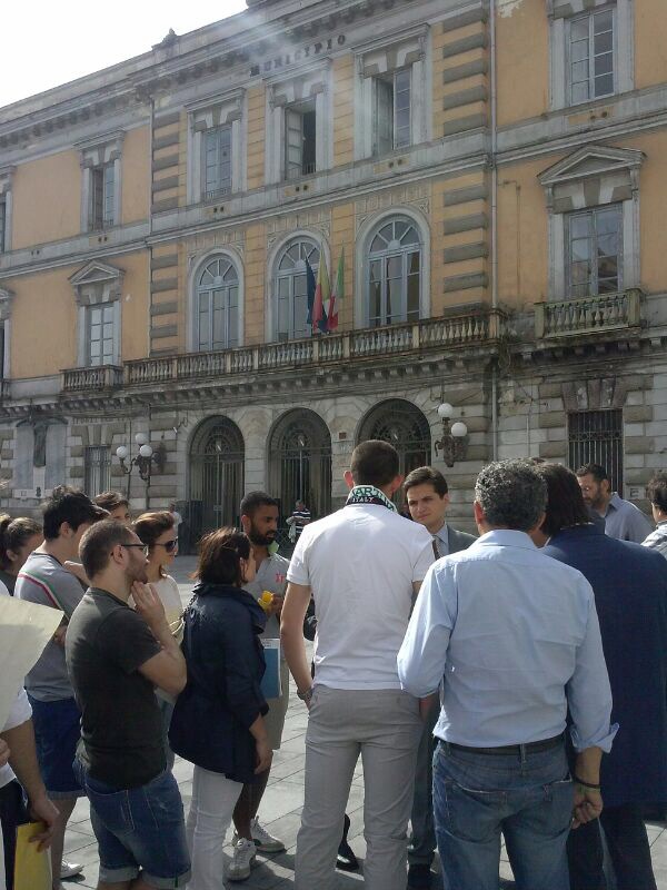 Giovedì 26 giugno  Sit-in pacifico in piazza Municipio, Afragola - A colloquio con l'amministrazione